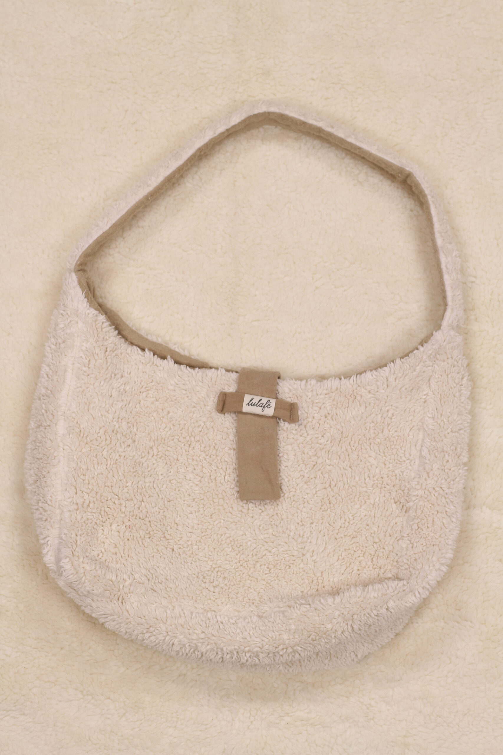 Sac réversible écoresponsable en tissu peluche. Deux tissus : un tissu peluche écrue et une flanelle de coton colorée. L'extérrieur est ici en tissu peluche