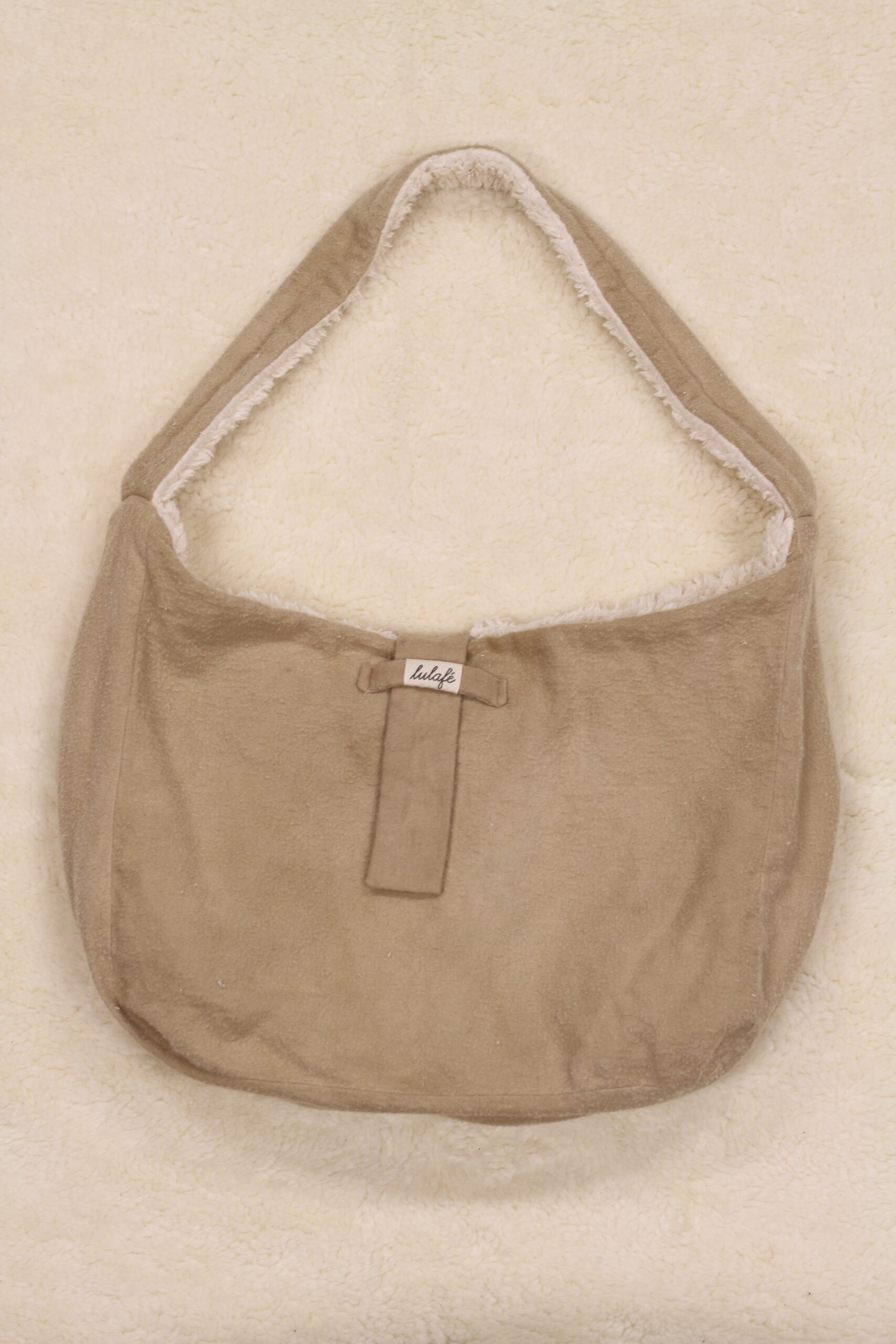 Sac réversible écoresponsable en tissu peluche. Deux tissus : un tissu peluche écrue et une flanelle de coton colorée. Ici l'extérieur est en flannelle de coton colorée à la teinture végétale. La couleur est marron claire