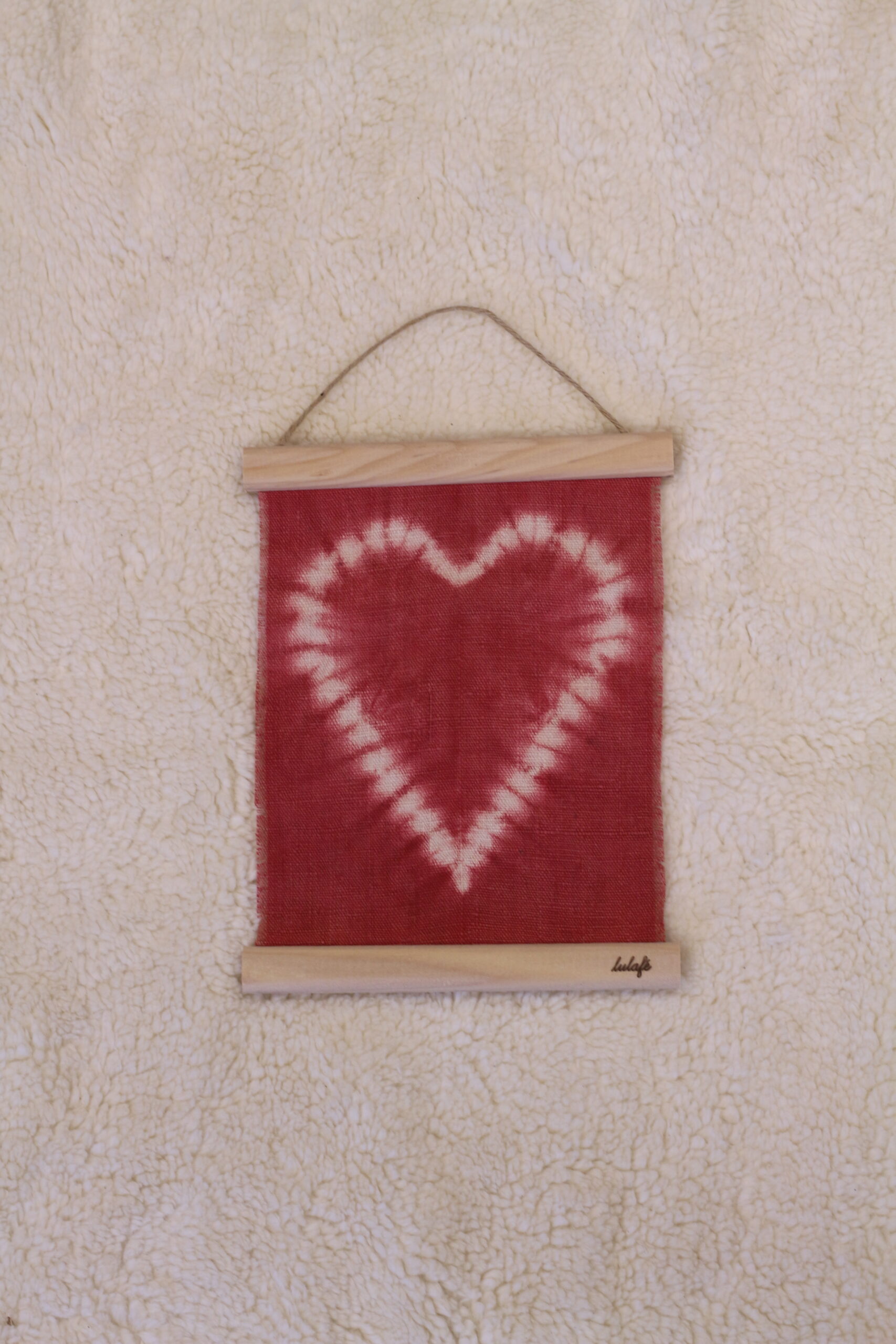 Tableaux shibori teinture végétale - Fond rouge avec un motif de cœur