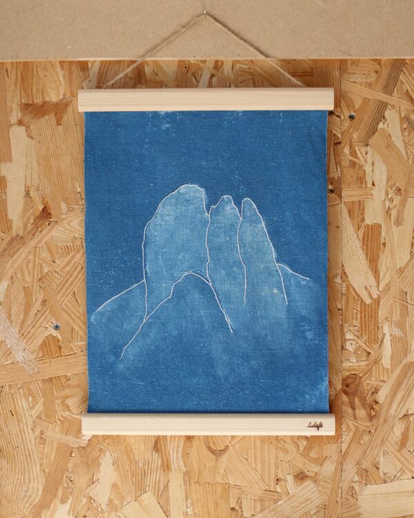 Tableau coloré en bleu grâce à la teinture végétale, broderie en écru. Sommet de montagne représenté = Les 3 Pucelles, Vercors, près de Grenoble