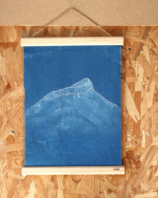 Tableau coloré en bleu grâce à la teinture végétale, broderie en écru. Sommet de montagne représenté = Chamechaude en Chartreuse, près de Grenoble