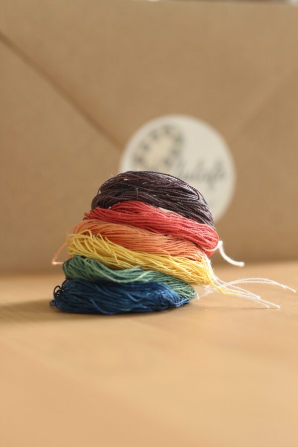 Fils de broderie colorés à la teinture végétale et formant les 6 couleurs de l'arc-en-ciel