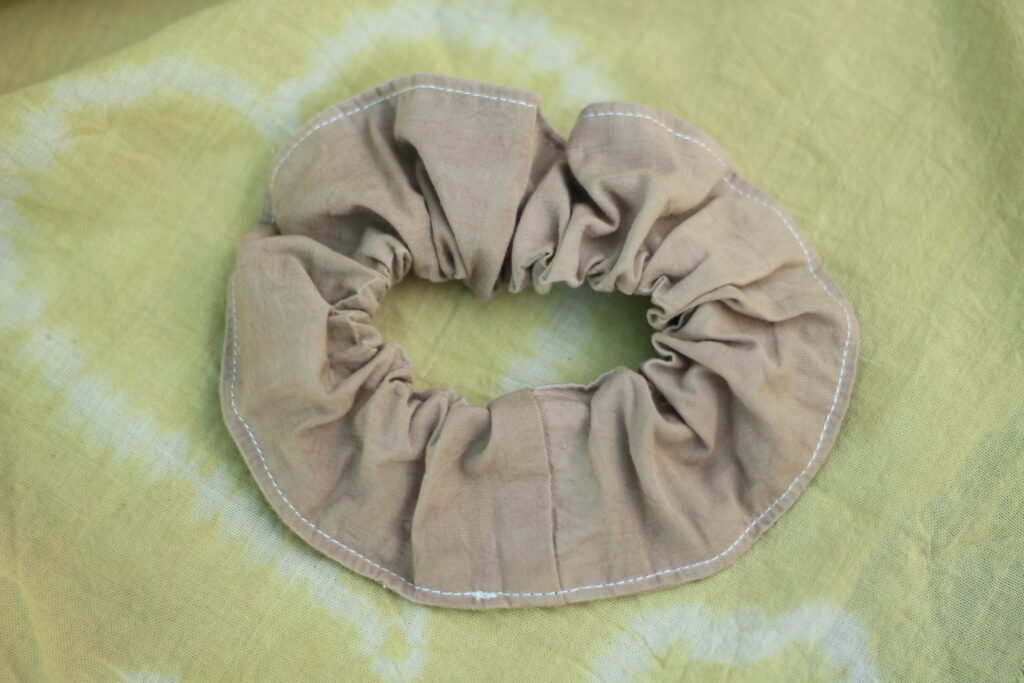 Chouchou beige coloré à la teinture végétale à la noix de Grenoble